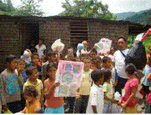 Ni&ntilde;os kari&ntilde;as agasajados por  Valdez