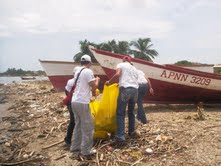 Azotan a pescadores de Araya